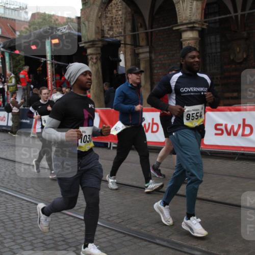 05.10.2025 - 20. swb-Marathon Bremen Yannick Fuchs http://msf.ph/oto/9317735 05.10.2025 11:10:11 Ziel 7799, 9470, 9476, 9554, 10383, 10563, 10596, 10969, 11401, 11536 meine-sportfotos.de