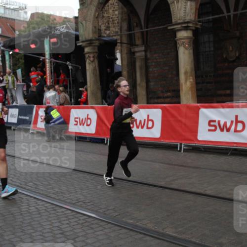 05.10.2025 - 20. swb-Marathon Bremen Yannick Fuchs http://msf.ph/oto/9317744 05.10.2025 11:10:25 Ziel 8533, 9734, 10189, 10280, 11388 meine-sportfotos.de