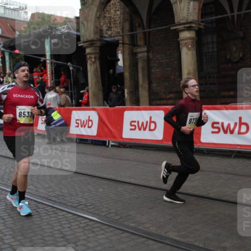 05.10.2025 - 20. swb-Marathon Bremen Yannick Fuchs http://msf.ph/oto/9317745 05.10.2025 11:10:25 Ziel 8533, 9734, 10189, 10280, 11388 meine-sportfotos.de