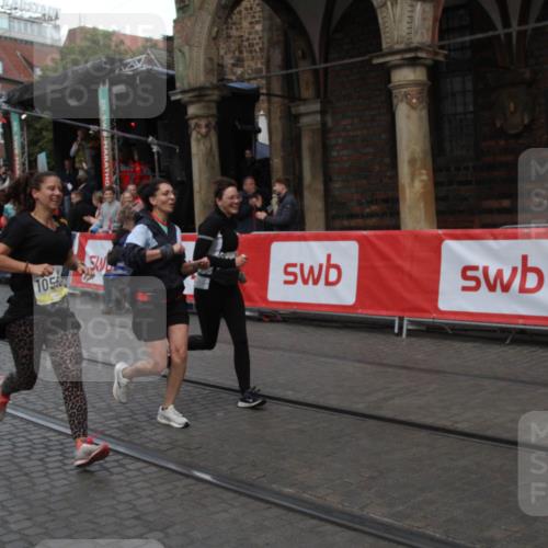 05.10.2025 - 20. swb-Marathon Bremen Yannick Fuchs http://msf.ph/oto/9317749 05.10.2025 11:10:32 Ziel 8225, 9895, 10288, 10440, 10441, 10552, 10980 meine-sportfotos.de