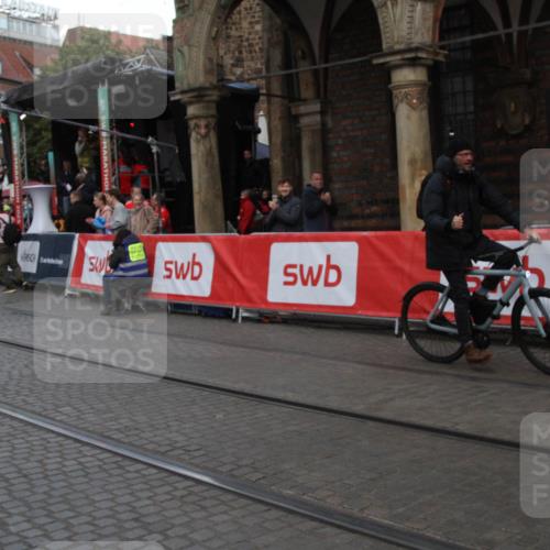 05.10.2025 - 20. swb-Marathon Bremen Yannick Fuchs http://msf.ph/oto/9317750 05.10.2025 11:10:35 Ziel 10146, 10440, 10441, 10442, 10980, 11342 meine-sportfotos.de