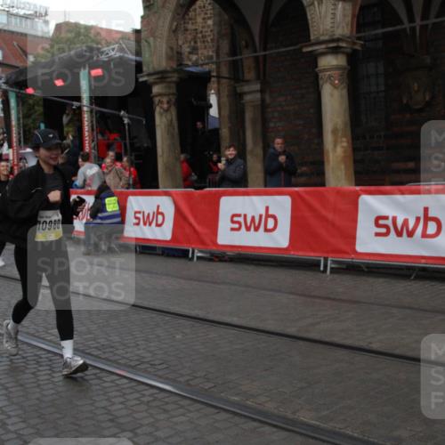 05.10.2025 - 20. swb-Marathon Bremen Yannick Fuchs http://msf.ph/oto/9317751 05.10.2025 11:10:36 Ziel 10146, 10440, 10441, 10442, 10980, 11342 meine-sportfotos.de