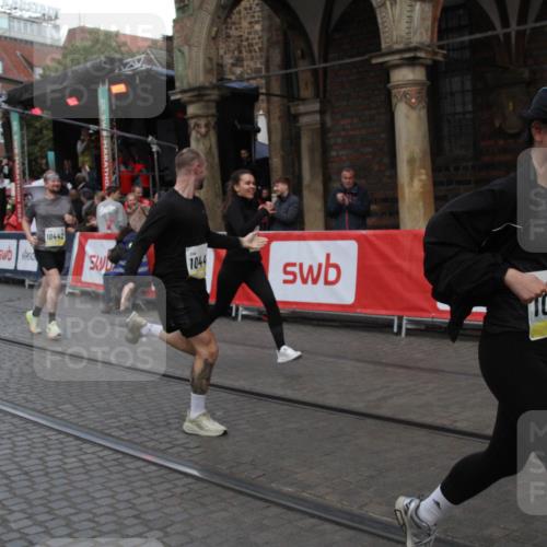 05.10.2025 - 20. swb-Marathon Bremen Yannick Fuchs http://msf.ph/oto/9317752 05.10.2025 11:10:37 Ziel 10146, 10440, 10441, 10442, 10980, 11342 meine-sportfotos.de