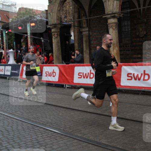 05.10.2025 - 20. swb-Marathon Bremen Yannick Fuchs http://msf.ph/oto/9317753 05.10.2025 11:10:38 Ziel 10146, 10440, 10441, 10442, 10980, 11240, 11342 meine-sportfotos.de