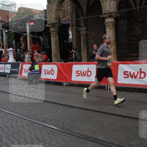 05.10.2025 - 20. swb-Marathon Bremen Yannick Fuchs http://msf.ph/oto/9317754 05.10.2025 11:10:38 Ziel 10146, 10440, 10441, 10442, 10980, 11240, 11342 meine-sportfotos.de