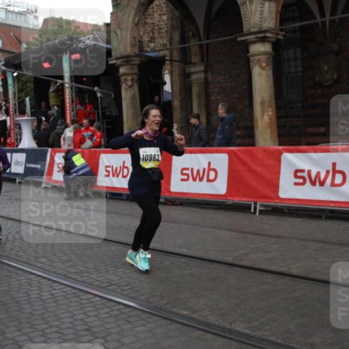 05.10.2025 - 20. swb-Marathon Bremen Yannick Fuchs http://msf.ph/oto/9317759 05.10.2025 11:10:48 Ziel 9572, 9804, 10665, 10962, 11157 meine-sportfotos.de