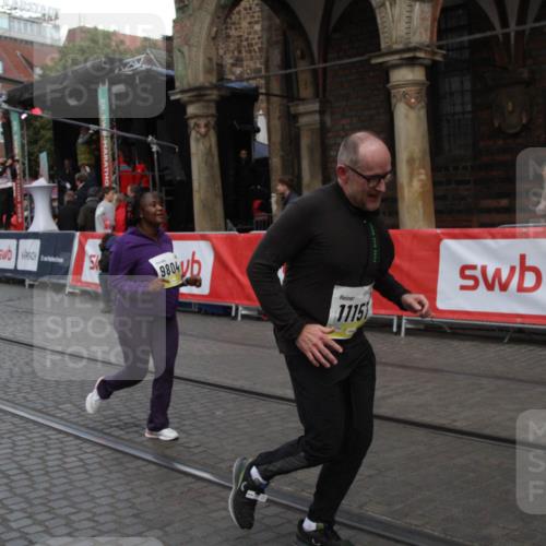 05.10.2025 - 20. swb-Marathon Bremen Yannick Fuchs http://msf.ph/oto/9317761 05.10.2025 11:10:50 Ziel 9804, 10861, 10962, 11157, 11161 meine-sportfotos.de