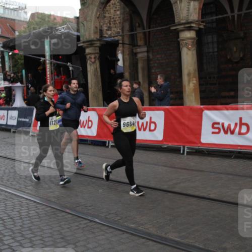 05.10.2025 - 20. swb-Marathon Bremen Yannick Fuchs http://msf.ph/oto/9317769 05.10.2025 11:11:12 Ziel 8865, 9245, 9664, 9822, 9823, 9836, 9837, 9948, 11257 meine-sportfotos.de
