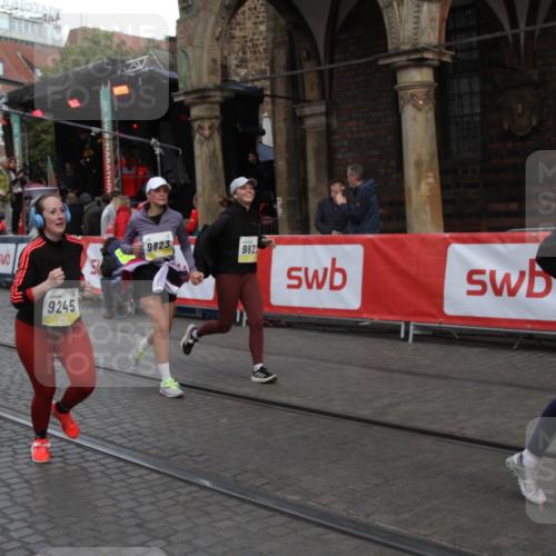 05.10.2025 - 20. swb-Marathon Bremen Yannick Fuchs http://msf.ph/oto/9317772 05.10.2025 11:11:16 Ziel 8865, 9245, 9264, 9273, 9822, 9823, 9836, 9837, 10614, 11158, 11580 meine-sportfotos.de