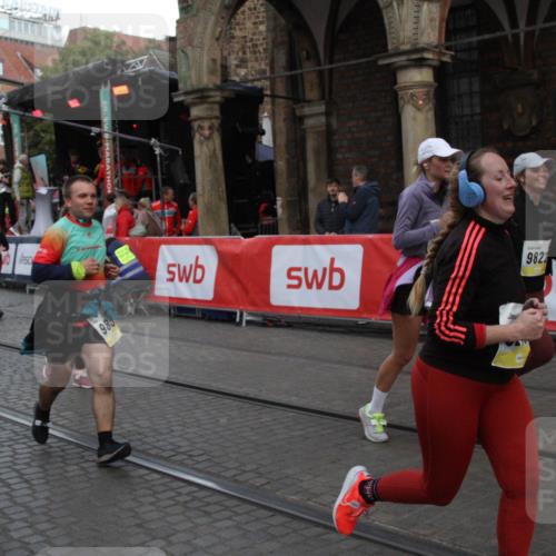 05.10.2025 - 20. swb-Marathon Bremen Yannick Fuchs http://msf.ph/oto/9317774 05.10.2025 11:11:17 Ziel 9245, 9264, 9273, 9822, 9823, 9836, 9837, 10183, 10614, 11158, 11578, 11580 meine-sportfotos.de