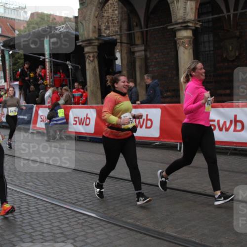 05.10.2025 - 20. swb-Marathon Bremen Yannick Fuchs http://msf.ph/oto/9317779 05.10.2025 11:11:21 Ziel 9011, 9264, 9386, 9479, 10183, 10614, 11158, 11568, 11578 meine-sportfotos.de