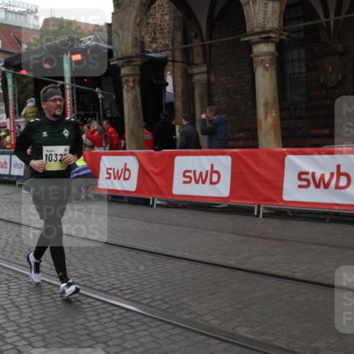 05.10.2025 - 20. swb-Marathon Bremen Yannick Fuchs http://msf.ph/oto/9317784 05.10.2025 11:11:36 Ziel 10320, 11030 meine-sportfotos.de