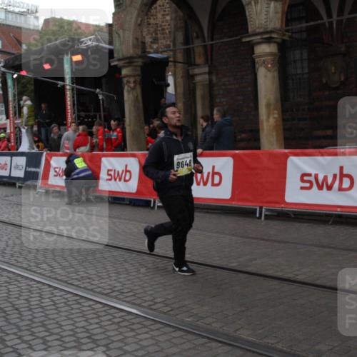 05.10.2025 - 20. swb-Marathon Bremen Yannick Fuchs http://msf.ph/oto/9317794 05.10.2025 11:11:56 Ziel 9648, 9784, 11563 meine-sportfotos.de