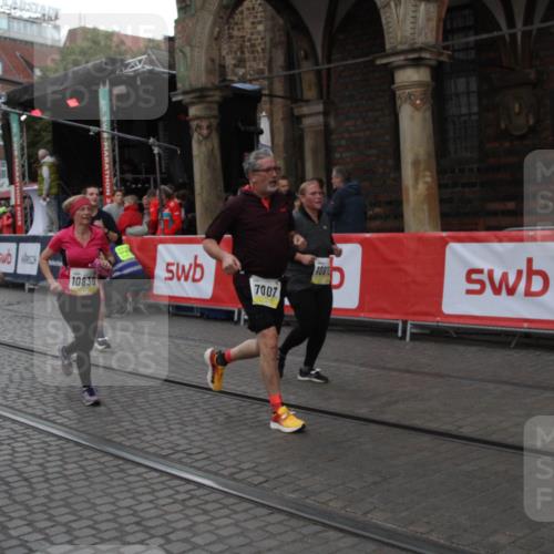 05.10.2025 - 20. swb-Marathon Bremen Yannick Fuchs http://msf.ph/oto/9317797 05.10.2025 11:12:03 Ziel 7007, 9420, 9726, 9867, 10815, 10839, 10849, 11215 meine-sportfotos.de