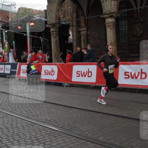 05.10.2025 - 20. swb-Marathon Bremen Yannick Fuchs http://msf.ph/oto/9317803 05.10.2025 11:12:10 Ziel 9526, 9675, 10463, 10499 meine-sportfotos.de