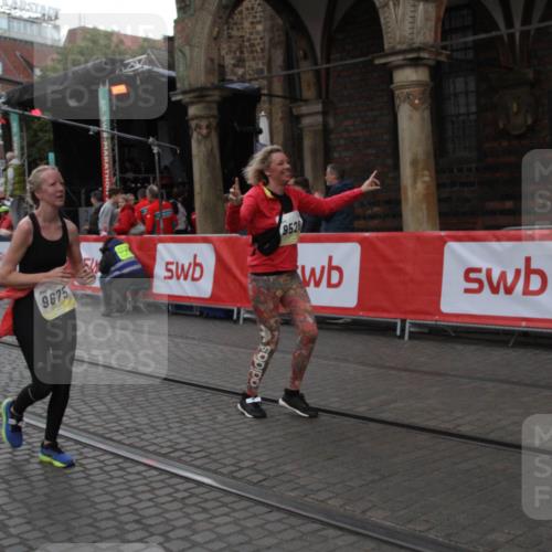 05.10.2025 - 20. swb-Marathon Bremen Yannick Fuchs http://msf.ph/oto/9317804 05.10.2025 11:12:13 Ziel 9526, 9675, 10463 meine-sportfotos.de