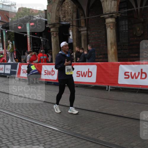 05.10.2025 - 20. swb-Marathon Bremen Yannick Fuchs http://msf.ph/oto/9317806 05.10.2025 11:12:18 Ziel 9911 meine-sportfotos.de