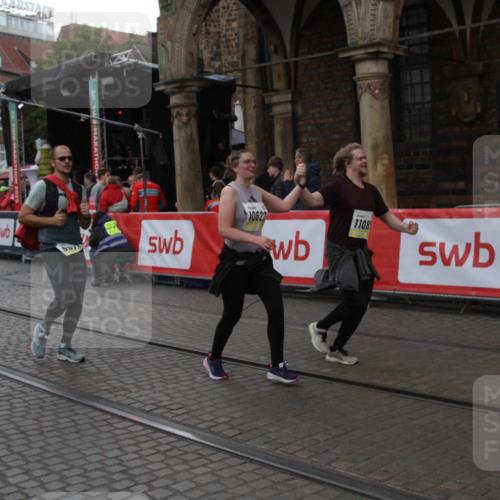 05.10.2025 - 20. swb-Marathon Bremen Yannick Fuchs http://msf.ph/oto/9317807 05.10.2025 11:12:24 Ziel 9373, 9374, 10622, 10899, 11085, 11535 meine-sportfotos.de