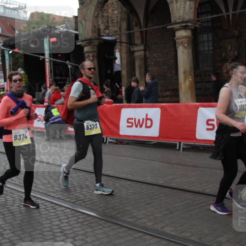 05.10.2025 - 20. swb-Marathon Bremen Yannick Fuchs http://msf.ph/oto/9317808 05.10.2025 11:12:25 Ziel 9373, 9374, 10622, 10899, 11085, 11535 meine-sportfotos.de