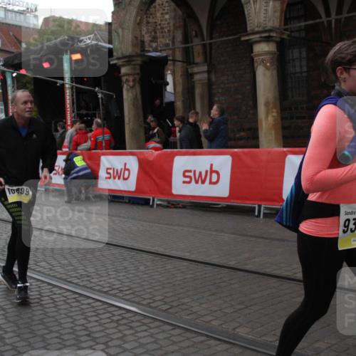 05.10.2025 - 20. swb-Marathon Bremen Yannick Fuchs http://msf.ph/oto/9317809 05.10.2025 11:12:26 Ziel 9373, 9374, 10899, 11535 meine-sportfotos.de