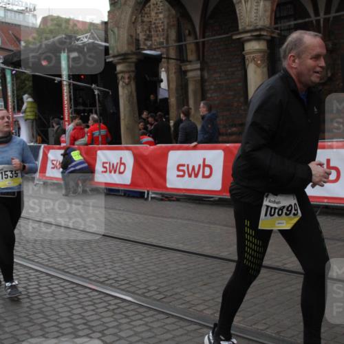 05.10.2025 - 20. swb-Marathon Bremen Yannick Fuchs http://msf.ph/oto/9317810 05.10.2025 11:12:27 Ziel 9373, 9374, 10899, 11535 meine-sportfotos.de