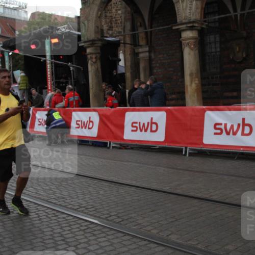 05.10.2025 - 20. swb-Marathon Bremen Yannick Fuchs http://msf.ph/oto/9317811 05.10.2025 11:12:29 Ziel 11535 meine-sportfotos.de