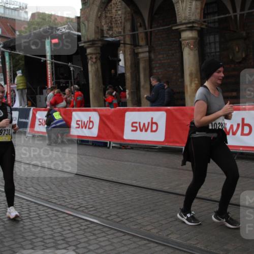 05.10.2025 - 20. swb-Marathon Bremen Yannick Fuchs http://msf.ph/oto/9317813 05.10.2025 11:12:36 Ziel 9736, 10282 meine-sportfotos.de