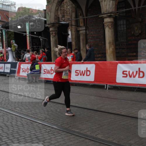 05.10.2025 - 20. swb-Marathon Bremen Yannick Fuchs http://msf.ph/oto/9317818 05.10.2025 11:13:05 Ziel 10041, 11118, 11494 meine-sportfotos.de