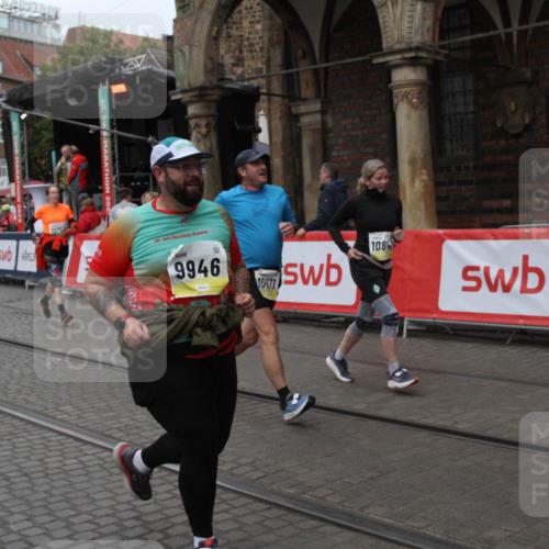 05.10.2025 - 20. swb-Marathon Bremen Yannick Fuchs http://msf.ph/oto/9317833 05.10.2025 11:13:57 Ziel 7014, 7410, 9946, 10671, 10756, 10842, 11652, 11653 meine-sportfotos.de