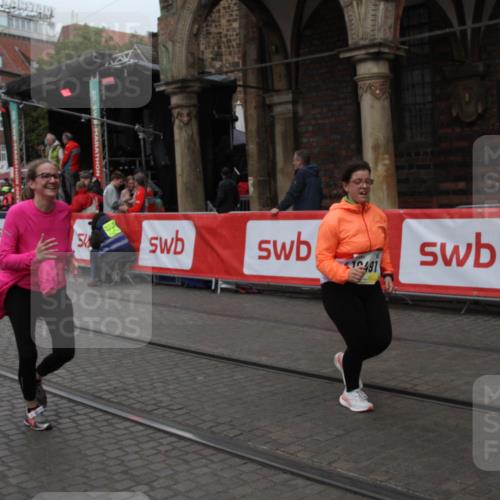 05.10.2025 - 20. swb-Marathon Bremen Yannick Fuchs http://msf.ph/oto/9317844 05.10.2025 11:14:13 Ziel 9380, 10491, 11036 meine-sportfotos.de