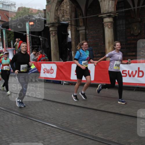 05.10.2025 - 20. swb-Marathon Bremen Yannick Fuchs http://msf.ph/oto/9317846 05.10.2025 11:14:22 Ziel 9695, 9724, 9818, 9819, 10114, 10115, 10201, 10832, 11135, 11539, 11555 meine-sportfotos.de