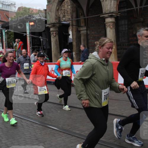 05.10.2025 - 20. swb-Marathon Bremen Yannick Fuchs http://msf.ph/oto/9317848 05.10.2025 11:14:23 Ziel 9695, 9724, 9818, 9819, 10114, 10115, 10201, 10832, 11135, 11539, 11555 meine-sportfotos.de
