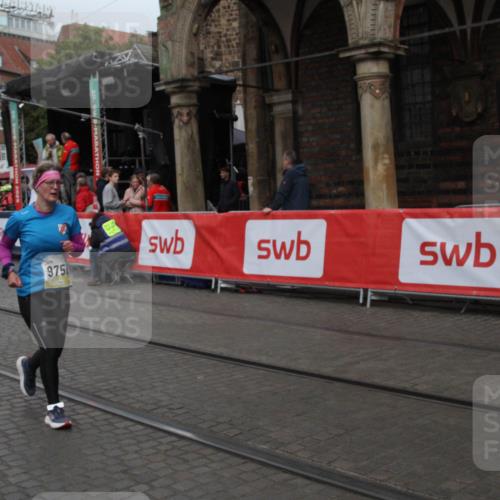 05.10.2025 - 20. swb-Marathon Bremen Yannick Fuchs http://msf.ph/oto/9317852 05.10.2025 11:14:32 Ziel 9756, 10292, 11072, 11139 meine-sportfotos.de