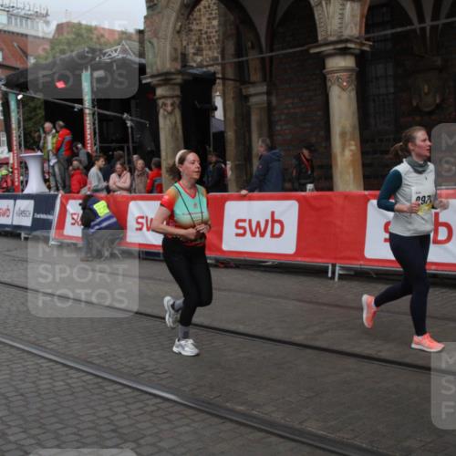 05.10.2025 - 20. swb-Marathon Bremen Yannick Fuchs http://msf.ph/oto/9317858 05.10.2025 11:14:43 Ziel 9861, 9970, 10722, 11473 meine-sportfotos.de