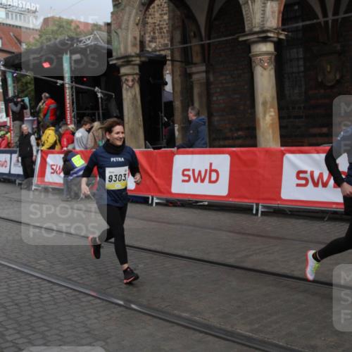 05.10.2025 - 20. swb-Marathon Bremen Yannick Fuchs http://msf.ph/oto/9317862 05.10.2025 11:14:56 Ziel 9303, 11448 meine-sportfotos.de