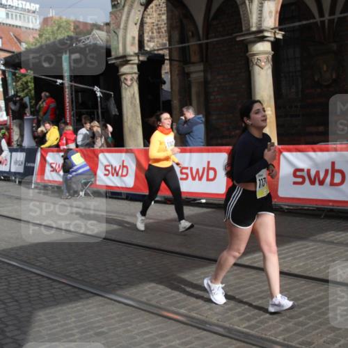 05.10.2025 - 20. swb-Marathon Bremen Yannick Fuchs http://msf.ph/oto/9317865 05.10.2025 11:15:02 Ziel 10496, 11345, 11607 meine-sportfotos.de