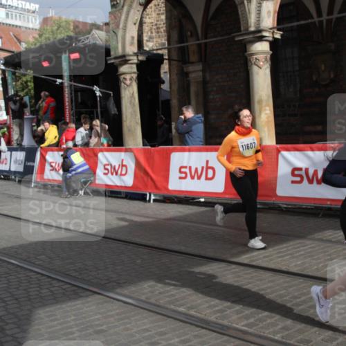 05.10.2025 - 20. swb-Marathon Bremen Yannick Fuchs http://msf.ph/oto/9317866 05.10.2025 11:15:02 Ziel 10496, 11345, 11607 meine-sportfotos.de