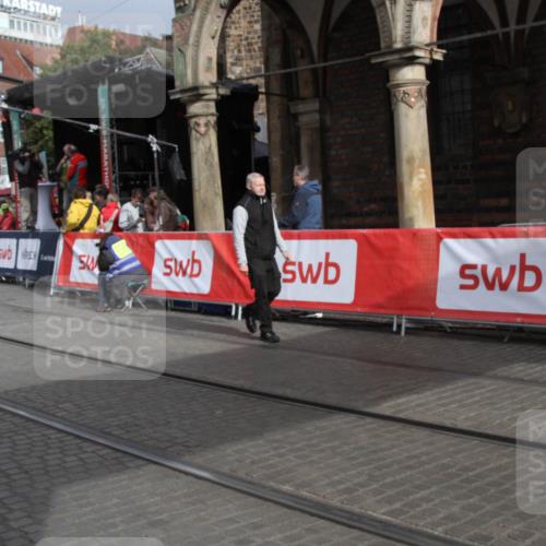 05.10.2025 - 20. swb-Marathon Bremen Yannick Fuchs http://msf.ph/oto/9317872 05.10.2025 11:15:06 Ziel 10496, 11107 meine-sportfotos.de