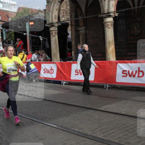 05.10.2025 - 20. swb-Marathon Bremen Yannick Fuchs http://msf.ph/oto/9317873 05.10.2025 11:15:07 Ziel 10496, 10647, 11107 meine-sportfotos.de