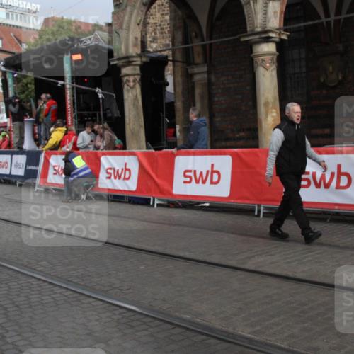 05.10.2025 - 20. swb-Marathon Bremen Yannick Fuchs http://msf.ph/oto/9317874 05.10.2025 11:15:08 Ziel 10496, 10647, 11107 meine-sportfotos.de