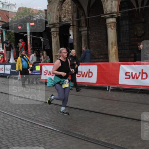 05.10.2025 - 20. swb-Marathon Bremen Yannick Fuchs http://msf.ph/oto/9317885 05.10.2025 11:15:33 Ziel 8844, 10976, 11112, 11113 meine-sportfotos.de