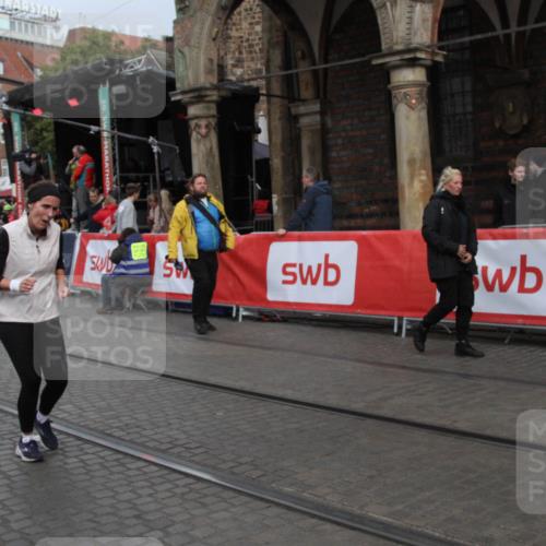 05.10.2025 - 20. swb-Marathon Bremen Yannick Fuchs http://msf.ph/oto/9317886 05.10.2025 11:15:35 Ziel 8844, 11112, 11113 meine-sportfotos.de