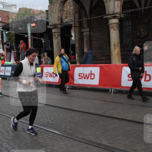 05.10.2025 - 20. swb-Marathon Bremen Yannick Fuchs http://msf.ph/oto/9317887 05.10.2025 11:15:35 Ziel 8844, 11112, 11113 meine-sportfotos.de