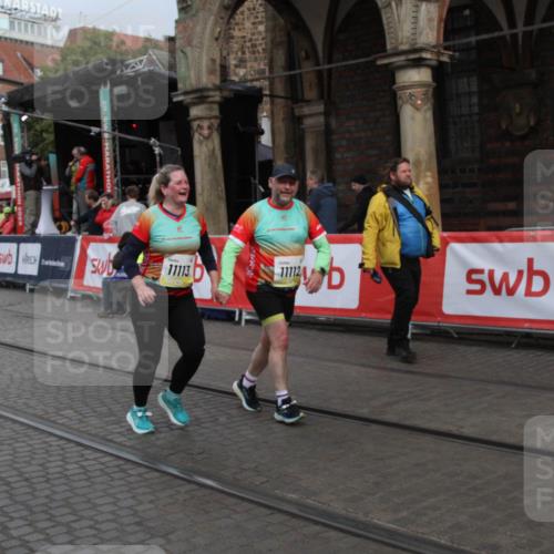 05.10.2025 - 20. swb-Marathon Bremen Yannick Fuchs http://msf.ph/oto/9317888 05.10.2025 11:15:37 Ziel 8844, 11112, 11113 meine-sportfotos.de