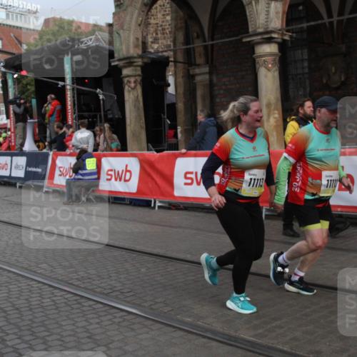 05.10.2025 - 20. swb-Marathon Bremen Yannick Fuchs http://msf.ph/oto/9317889 05.10.2025 11:15:37 Ziel 8844, 11112, 11113 meine-sportfotos.de