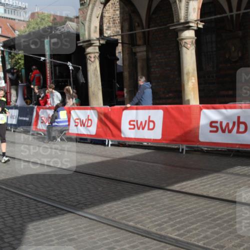 05.10.2025 - 20. swb-Marathon Bremen Yannick Fuchs http://msf.ph/oto/9317902 05.10.2025 11:15:43 Ziel 9567, 11440 meine-sportfotos.de