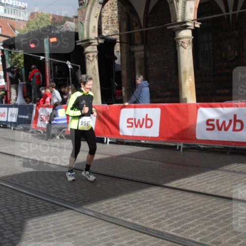 05.10.2025 - 20. swb-Marathon Bremen Yannick Fuchs http://msf.ph/oto/9317906 05.10.2025 11:15:44 Ziel 9567, 11440 meine-sportfotos.de