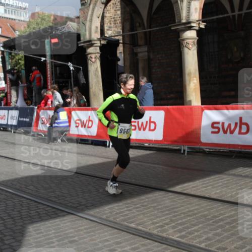 05.10.2025 - 20. swb-Marathon Bremen Yannick Fuchs http://msf.ph/oto/9317907 05.10.2025 11:15:44 Ziel 9567, 11440 meine-sportfotos.de