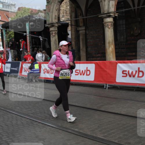 05.10.2025 - 20. swb-Marathon Bremen Yannick Fuchs http://msf.ph/oto/9317925 05.10.2025 11:16:03 Ziel 8476, 10355, 10831, 10846, 11375 meine-sportfotos.de