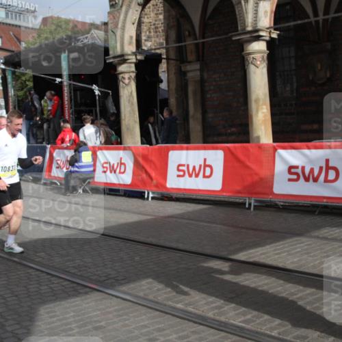 05.10.2025 - 20. swb-Marathon Bremen Yannick Fuchs http://msf.ph/oto/9317934 05.10.2025 11:16:06 Ziel 8476, 10831, 10846, 11375 meine-sportfotos.de